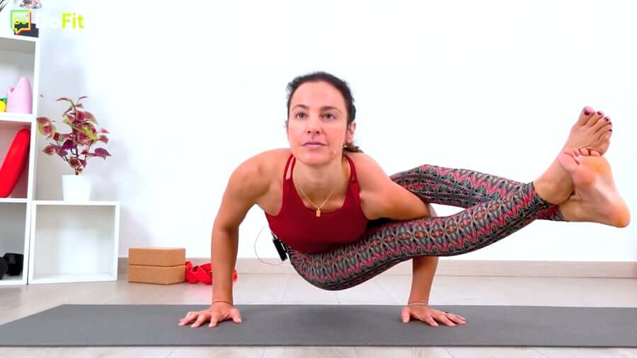 Otto angoli (Astavakrasana)